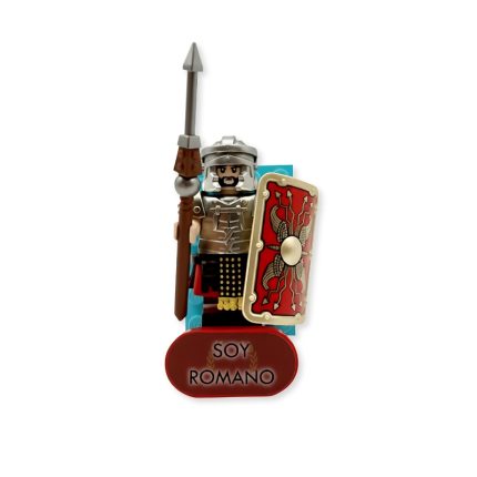 Minifigura de legionario romano con armadura, lanza y escudo rojo sobre una base con el texto "Soy Romano".