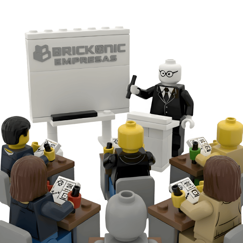 Una representación de LEGO de una presentación comercial o sesión de capacitación, con un orador con gafas de cabeza blanca y estudiantes que toman notas.