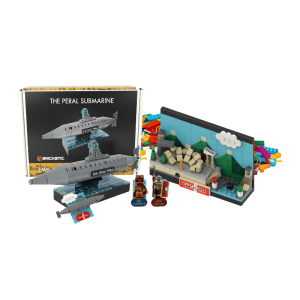 Set de construcción Brickonic del submarino Peral y diorama de Cartagena con piezas ensamblables y minifiguras.