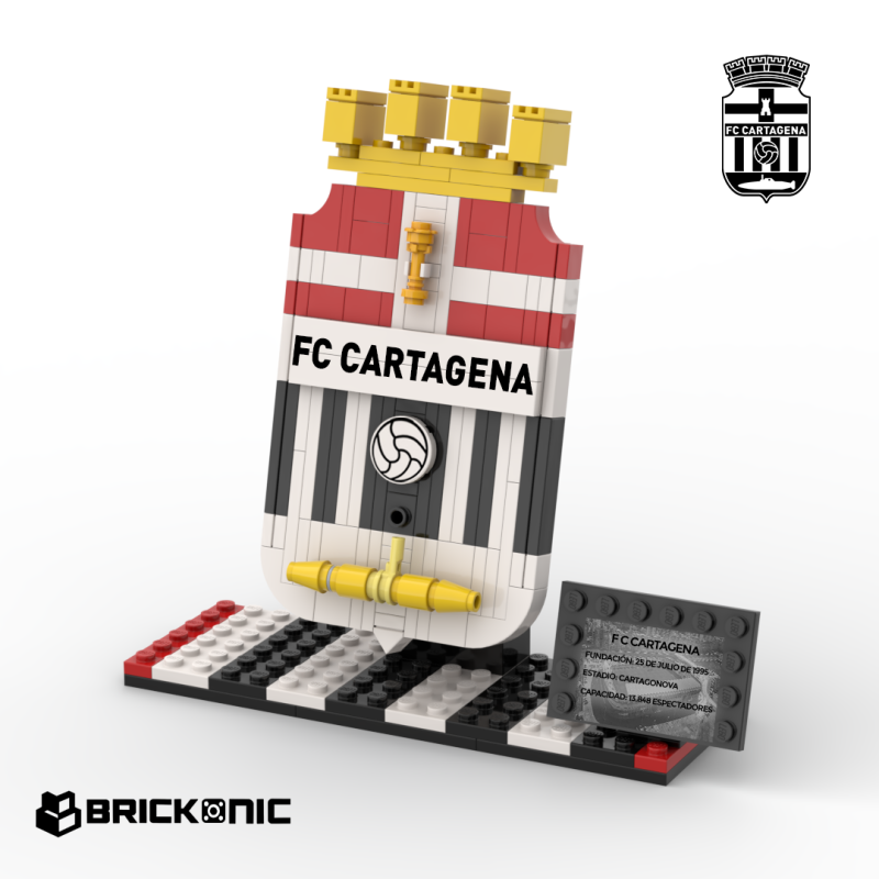 Escudo del FC Cartagena construido con bloques, sobre base de exhibición con placa informativa y detalles del club.