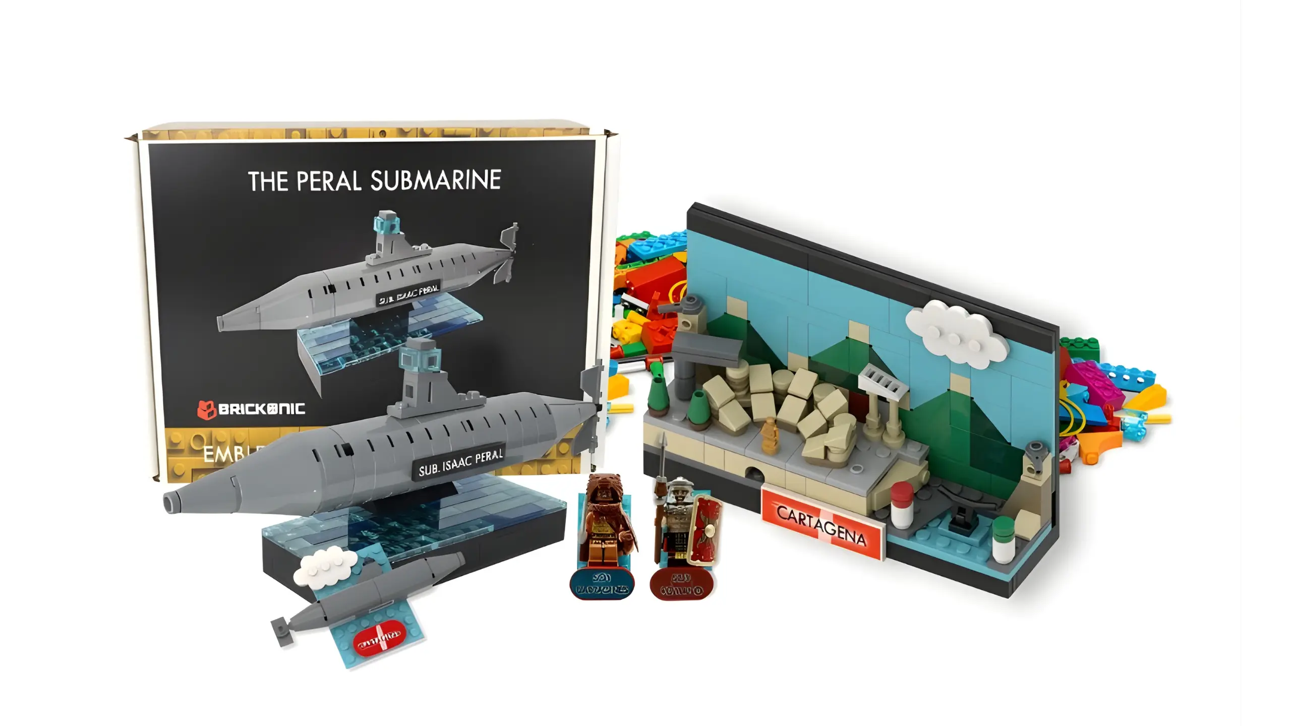 Set de construcción Brickonic del submarino Peral y diorama de Cartagena con piezas ensamblables y minifiguras.