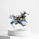 Nave espacial LEGO tipo X-Wing en miniatura con piloto.