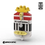 Imán estilo LEGO® diseñado por Brickonic con el escudo del FC Cartagena en colores rojo, blanco, negro y dorado sobre fondo blanco.