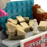Detalle de maqueta del Teatro Romano de Cartagena con piezas tipo LEGO® y figura en miniatura