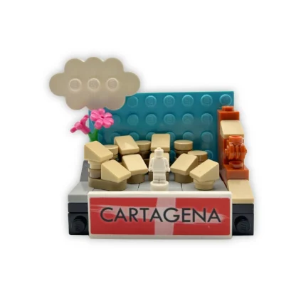 Maqueta del Teatro Romano de Cartagena en miniatura con base decorativa y diseño tipo LEGO®