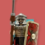 Minifigura de legionario romano con casco, lanza y escudo estilo LEGO®