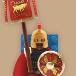 Minifigura de soldado de Cartago Nova con escudo rojo y estandarte estilo romano con LEGO®