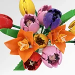 Ramo de flores LEGO multicolor visto desde arriba con tulipanes y flores naranjas.