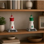 Faros de Cartagena recreados con piezas oficiales de LEGO® diseñados por Brickonic en un salón.