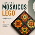 Cartel cuadrado promocional de un taller de mosaicos de Brickonic con piezas LEGO® inspirado en el modernismo cartagenero. En el centro aparece un mosaico geométrico hecho con piezas LEGO en tonos naranja, verde, amarillo y negro, colocado en diagonal. El diseño usa tipografía grande y elegante sobre fondo crema, con detalles gráficos circulares y una ilustración tenue de una cúpula arquitectónica al fondo.